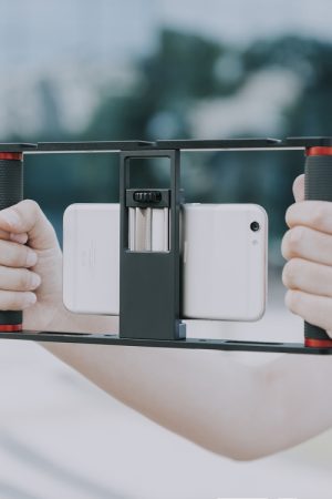 YELANGU PC05 YLG0909B Vlogging Trasmissione in diretta Smartphone Gabbia metallica Video Rig Produzione cinematografica Maniglia stabilizzatrice Staffa per iPhone, Galaxy, Huawei, Xiaomi, HTC, LG, Google e altri smartphone, YLG0909B